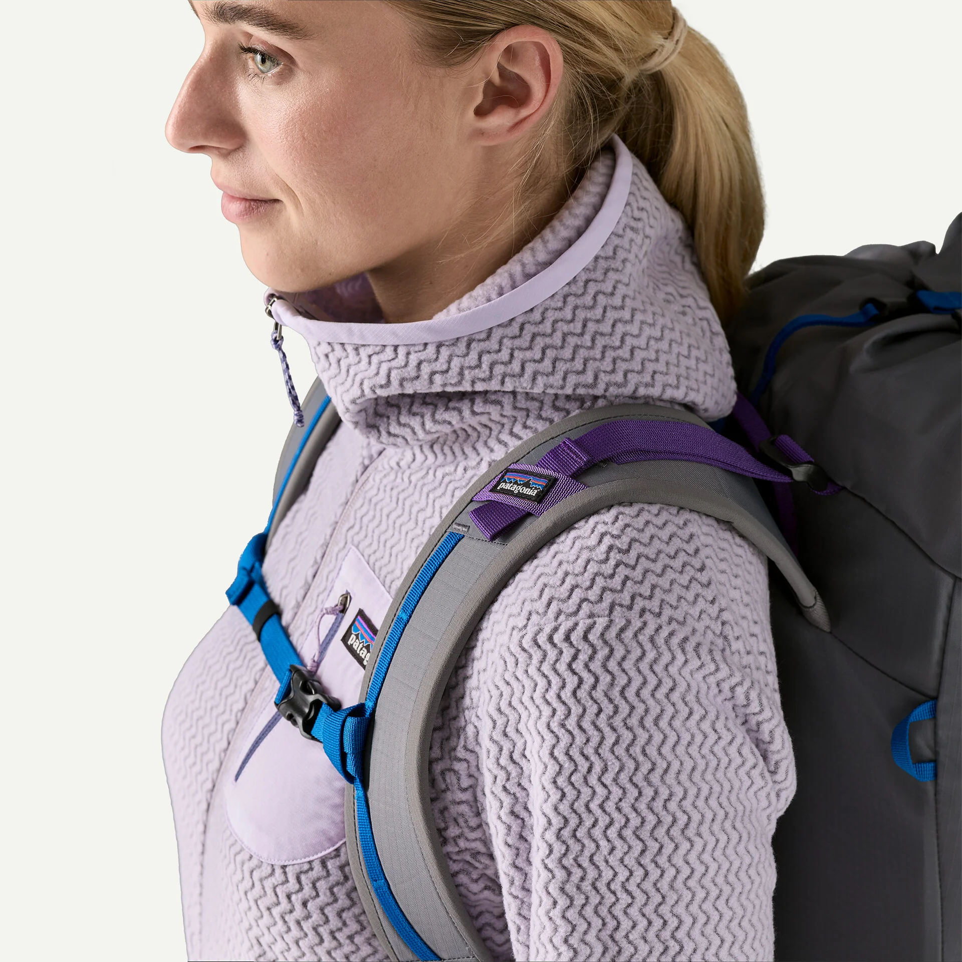 2025 Women's R1 Air Full-Zip Hoody - Image 4